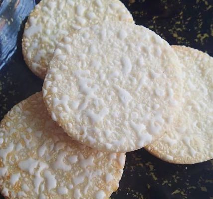 Bon prix Les biscuits de riz de Senbei de saveur de bonbon ont découpé le gâteau en tranches de riz blanc de neige de biscuit en ligne