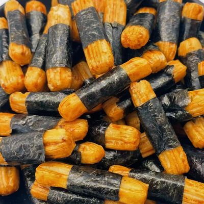 Le biscuit croustillant de riz a soufflé les casse-croûte de barre japonais de petit pain de riz d'algue de nourriture
