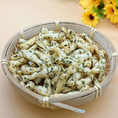 Bon prix Les casse-croûte japonais de biscuit de riz d'algue de vert de la Thaïlande se développent en spirales formé en ligne