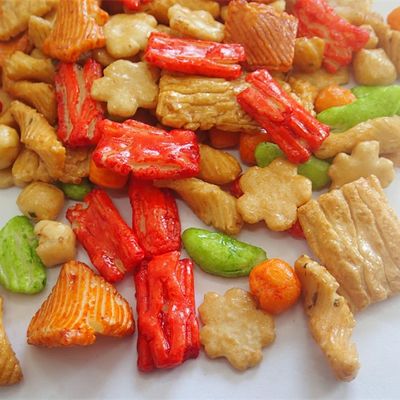 Des biscuits au riz japonais en forme de rectangle: riches en saveur et faibles en matières grasses