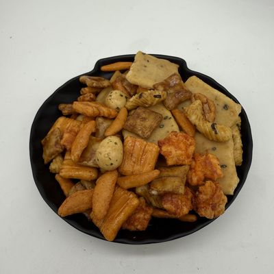 Des biscuits de riz coréens croustillants salés et délicieux