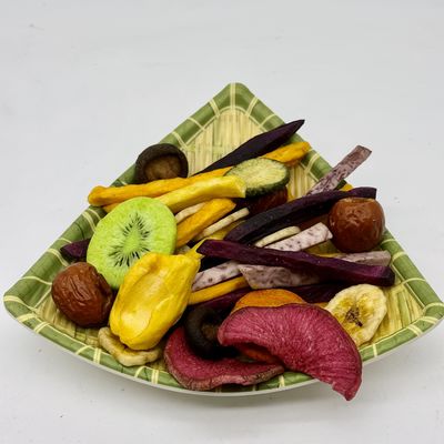 Fruits et légumes Snacks Vacuum frite saveur originale contenant une variété de légumes et de fruits Okra Carotte Banane Kiwi et Taro
